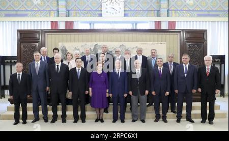 (190626) -- PECHINO, 26 giugno 2019 -- il vicepresidente cinese Wang Qishan (5° R F) incontra i delegati stranieri che partecipano al 17° incontro di alto livello Pechino a Pechino, capitale della Cina, 25 giugno 2019. ) CHINA-BEIJING-WANG QISHAN-RIUNIONE DEI DELEGATI STRANIERI (CN) DINGXHAITAO PUBLICATIONXNOTXINXCHN Foto Stock