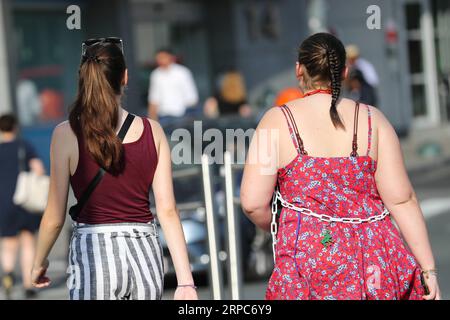 (190626) -- BRUXELLES, 26 giugno 2019 -- i pedoni camminano su una strada a Bruxelles, Belgio, il 25 giugno 2019. Questa settimana un'ondata di calore ha colpito molte parti dell'Europa occidentale, con temperature che in alcune regioni sono salite oltre i 40 gradi Celsius. ) BELGIO-BRUXELLES-METEO-CALORE ZhangxCheng PUBLICATIONxNOTxINxCHN Foto Stock