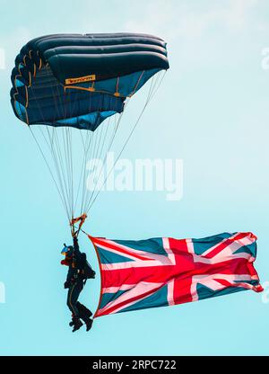 Il British Army Tigers Freefall Parachute display Team. BOURNEMOUTH; UK: Immagini STRAORDINARIE mostrano emozionanti esposizioni aeree del Bournemouth Air Fest Foto Stock