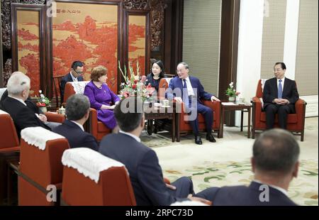 (190626) -- PECHINO, 26 giugno 2019 -- il vicepresidente cinese Wang Qishan (2a R) incontra i delegati stranieri che partecipano alla 17a riunione di alto livello Pechino a Pechino, capitale della Cina, 25 giugno 2019. ) CHINA-BEIJING-WANG QISHAN-RIUNIONE DEI DELEGATI STRANIERI (CN) DINGXHAITAO PUBLICATIONXNOTXINXCHN Foto Stock