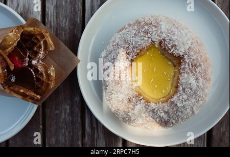 Skoleboller norvegese con waffle e brunost al formaggio integrale Foto Stock