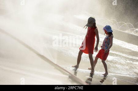 (190626) -- VIENNA, 26 giugno 2019 -- le ragazze si raffreddano alla fontana in piazza Schwarzenberg a Vienna, Austria, il 26 giugno 2019. La temperatura più alta a Vienna ha raggiunto i 36 gradi Celsius il mercoledì. L'attuale giugno è destinato ad essere il più caldo nella storia registrata in Austria, con record di calore regionali che si prevede saranno eclissati anche in alcune parti del paese questa settimana, secondo l'Istituto centrale per Meteorologia e geodinamica (ZAMG). ) AUSTRIA-VIENNA-METEO-CALORE GuoxChen PUBLICATIONxNOTxINxCHN Foto Stock