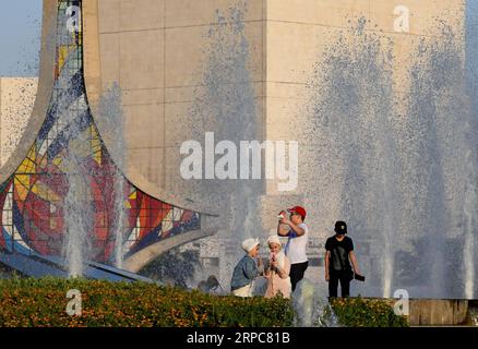 (190627) -- DAMASCO, 27 giugno 2019 -- i siriani godono del loro tempo vicino a una fontana in Piazza Omayyad a Damasco, Siria, il 26 giugno 2019. Le persone a Damasco soffrivano di calore poiché la temperatura era più alta del normale.) SIRIA-DAMASCO-ONDATA DI CALORE AmmarxSafarjalani PUBLICATIONxNOTxINxCHN Foto Stock