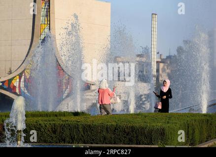 (190627) -- DAMASCO, 27 giugno 2019 -- i siriani godono del loro tempo vicino a una fontana in Piazza Omayyad a Damasco, Siria, il 26 giugno 2019. Le persone a Damasco soffrivano di calore poiché la temperatura era più alta del normale.) SIRIA-DAMASCO-ONDATA DI CALORE AmmarxSafarjalani PUBLICATIONxNOTxINxCHN Foto Stock