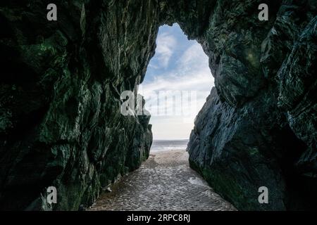 Arco di roccia naturale Needles Eye vicino a Sandyhills, Dumfries & Galloway, Scozia Foto Stock