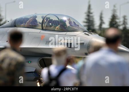 (190627) -- ANKARA, 27 giugno 2019 (Xinhua) -- i piloti militari prendono parte all'esercitazione aerea Anatolian Eagle a Konya, in Turchia, il 26 giugno 2019. La Turchia e i suoi alleati stanno partecipando alle esercitazioni aeree Anatolian Eagle nella provincia centrale di Konya al fine di aumentare la cooperazione su compiti congiunti ed esercitare tipi di missioni, hanno riferito i media locali giovedì. (Xinhua) TURKEY-KONYA-INTERNATIONAL AIR DRILLS PUBLICATIONxNOTxINxCHN Foto Stock