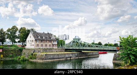 lo storico ponte girevole ristrutturato all'ingresso del porto deutz di colonia Foto Stock