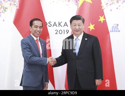 (190628) -- OSAKA, 28 giugno 2019 -- il presidente cinese Xi Jinping (R) incontra il suo omologo indonesiano Joko Widodo a Osaka, Giappone, 28 giugno 2019. ) JAPAN-OSAKA-XI JINPING-JOKO WIDODO-MEETING PANGXXINGLEI PUBLICATIONXNOTXINXCHN Foto Stock