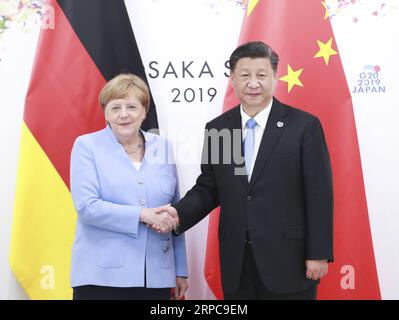 (190628) -- OSAKA, 28 giugno 2019 -- il presidente cinese Xi Jinping (R) incontra il cancelliere tedesco Angela Merkel a Osaka, Giappone, 28 giugno 2019. ) JAPAN-OSAKA-XI JINPING-ANGELA MERKEL-MEETING PANGXXINGLEI PUBLICATIONXNOTXINXCHN Foto Stock