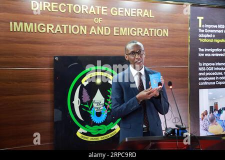 (190628) -- KIGALI, 28 giugno 2019 -- Francois Regis Gatarayiha, direttore generale della direzione generale dell'immigrazione e dell'emigrazione del Ruanda, introduce il passaporto elettronico del Ruanda per l'Africa orientale a Kigali, capitale del Ruanda, il 28 giugno 2019. Il Ruanda ha iniziato a rilasciare il passaporto elettronico per l'Africa orientale in linea con l'impegno del paese a promuovere l'integrazione regionale come previsto dagli stati partner della Comunità dell'Africa orientale (EAC), un funzionario dell'immigrazione annunciato venerdì. ) RUANDA-KIGALI-AFRICA ORIENTALE E-PASSAPORTO ELETTRONICO LYUXTIANRAN PUBLICATIONXNOTXINXCHN Foto Stock