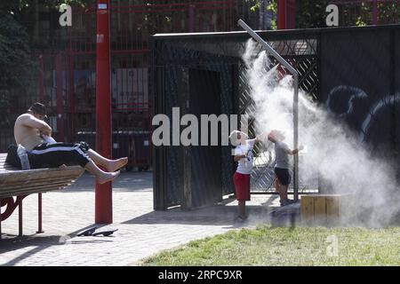 (190629) -- LILLE, 29 giugno 2019 -- i bambini si raffreddano in un atomizzatore a Lille, Francia, 28 giugno 2019. Le temperature in Francia hanno raggiunto i 45 gradi Celsius venerdì per la prima volta dall'inizio delle misurazioni della temperatura, secondo Meteo France. Mentre l'ondata di calore raggiunge un picco eccezionale di calore venerdì, ha avvertito Meteo France, molti record di temperatura assoluta potrebbero essere superati. S¨¦bastien Courdji) FRANCIA-TEMPO-ONDATA DI CALORE GaoxJing PUBLICATIONxNOTxINxCHN Foto Stock