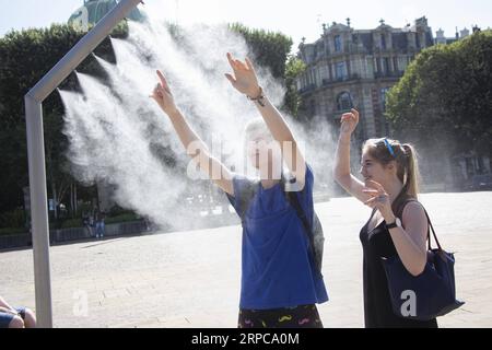 (190629) -- LILLE, 29 giugno 2019 -- le persone si raffreddano in un atomizzatore a Lille, in Francia, 28 giugno 2019. Le temperature in Francia hanno raggiunto i 45 gradi Celsius venerdì per la prima volta dall'inizio delle misurazioni della temperatura, secondo Meteo France. Mentre l'ondata di calore raggiunge un picco eccezionale di calore venerdì, ha avvertito Meteo France, molti record di temperatura assoluta potrebbero essere superati. S¨¦bastien Courdji) FRANCIA-TEMPO-ONDATA DI CALORE GaoxJing PUBLICATIONxNOTxINxCHN Foto Stock