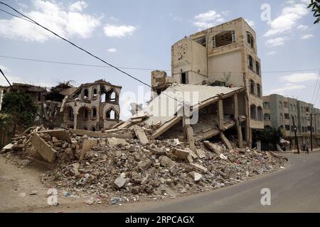 (190629) -- SANAA, 29 giugno 2019 -- si vedono persone vicino a una casa distrutta durante la guerra in corso a Sanaa, Yemen, 29 giugno 2019. Mohammed Mohammed) YEMEN-SANAA-WAR-TORN-LIFE nieyunpeng PUBLICATIONxNOTxINxCHN Foto Stock