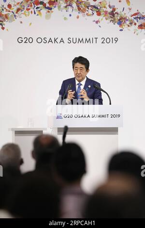 (190629) -- OSAKA, 29 giugno 2019 -- il primo ministro giapponese Shinzo Abe parla durante una conferenza stampa a seguito del vertice del G20 Osaka a Osaka, Giappone, 29 giugno 2019. Sabato, il primo ministro giapponese Shinzo Abe ha dichiarato, alla conclusione di un vertice di due giorni del gruppo delle 20 principali economie (G20) a Osaka, Giappone occidentale, che era stato raggiunto un consenso tra i membri per affrontare i rischi al ribasso che l'economia globale deve affrontare. ) GIAPPONE-OSAKA-G20 SUMMIT-SHINZO ABE DUXXIAOYI PUBLICATIONXNOTXINXCHN Foto Stock