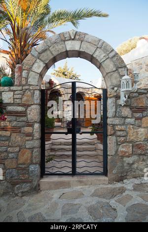 Ingresso decorativo porta in ferro beige della casa nostalgica di Datca o Old Datca, Mugla Turchia, giugno 29 2023 Foto Stock