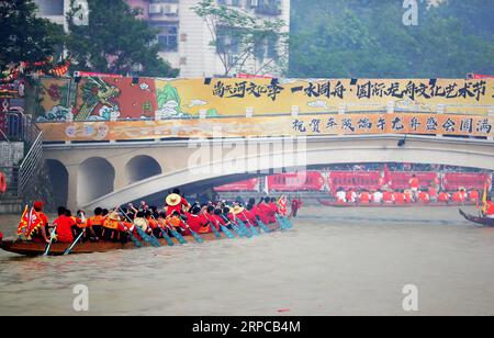 (190630) -- GUANGZHOU, 30 giugno 2019 -- i falegnami pagano le barche del drago a Chebei, Guangzhou, nella provincia del Guangdong della Cina meridionale, 5 giugno 2019. Chebei è un antico villaggio con una storia di oltre 1.000 anni e oltre 200.000 residenti permanenti a Guangzhou, nella provincia del Guangdong della Cina meridionale. La barca del drago del villaggio di Chebei è elencata come patrimonio culturale intangibile di Guangzhou. Il Dragon Boat Festival è costituito da molti passaggi chiave che sono stati preservati integralmente. L'ottavo giorno del quarto mese lunare, il giorno del sollevamento del drago, barche drago a Chebei, che è stato coperto di fango Foto Stock