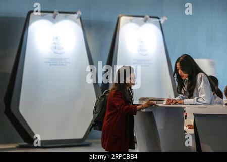 (190630) -- DALIAN, 30 giugno 2019 -- Un volontario (R) dell'incontro estivo di Davos 2019 risponde alle domande di un partecipante straniero al Dalian International Conference Center di Dalian, provincia di Liaoning, nella Cina nordorientale, 30 giugno 2019. Il meeting estivo di Davos 2019 si terrà a partire dal luglio 1-3 nella città costiera di Dalian, nella Cina nordorientale, con la globalizzazione in primo piano. Noto anche come il 13° incontro annuale dei nuovi campioni, il forum di quest'anno presenterà il tema Leadership 4,0: Succeeding in a New era of Globalization. CHINA-LIAONING-DALIAN-SUMMER DAVOS FORUM-PREPARATIONS (CN) PANXYU Foto Stock