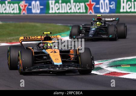 Monza, Italia. 3 settembre 2023. Lando Norris di McLaren guida Lewis Hamilton del team Mercedes AMG Petronas F1 durante il Gran Premio d'Italia di F1 all'autodromo Nazionale il 3 settembre 2023 a Monza. Crediti: Marco Canoniero/Alamy Live News Foto Stock