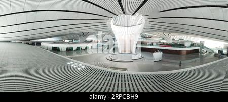 (190630) -- PECHINO, 30 giugno 2019 -- foto aerea panoramica cucita scattata il 14 giugno 2019 mostra la vista interna dell'edificio del terminal dell'aeroporto internazionale Beijing Daxing di Pechino, capitale della Cina. Il giugno 30 segna la fine della costruzione di nuove infrastrutture aeroportuali e l'inizio della fase preparatoria del funzionamento dell'aeroporto. Il nuovo aeroporto dovrebbe essere operativo prima del 30 settembre. ) CINA-PECHINO-NUOVO AEROPORTO-COSTRUZIONE-COMPLETAMENTO (CN) CAIXYANG PUBLICATIONXNOTXINXCHN Foto Stock