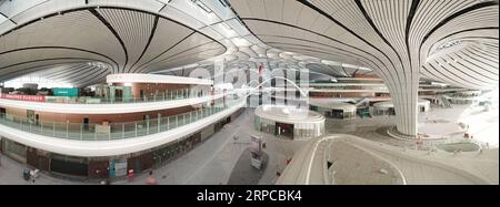 (190630) -- PECHINO, 30 giugno 2019 -- foto aerea panoramica cucita scattata il 14 giugno 2019 mostra la vista interna dell'edificio del terminal dell'aeroporto internazionale Beijing Daxing di Pechino, capitale della Cina. Il giugno 30 segna la fine della costruzione di nuove infrastrutture aeroportuali e l'inizio della fase preparatoria del funzionamento dell'aeroporto. Il nuovo aeroporto dovrebbe essere operativo prima del 30 settembre. ) CINA-PECHINO-NUOVO AEROPORTO-COSTRUZIONE-COMPLETAMENTO (CN) CAIXYANG PUBLICATIONXNOTXINXCHN Foto Stock