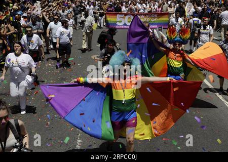 (190630) -- NEW YORK, 30 giugno 2019 -- le persone partecipano alla New York City Pride Parade 2019 a New York, negli Stati Uniti, il 30 giugno 2019. Migliaia di persone hanno partecipato alla celebrazione annuale dell'orgoglio per celebrare il 50° anniversario della rivolta di Stonewall qui di domenica. U.S.-NEW YORK-PRIDE PARADE LixMuzi PUBLICATIONxNOTxINxCHN Foto Stock