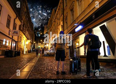 (190701) -- PECHINO, 1 luglio 2019 -- la gente guarda i fuochi d'artificio durante la tradizionale festa di metà Capodanno a Zagabria, Croazia, il 30 giugno 2019. ) XINHUA FOTO DEL GIORNO MarkoxPrpic PUBLICATIONxNOTxINxCHN Foto Stock