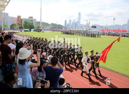 (190701) -- PECHINO, 1 luglio 2019 (Xinhua) -- la guardia d'onore della guarnigione dell'Esercito Popolare Cinese di Liberazione (PLA) marcia nella caserma Ngong Shuen Chau a Hong Kong, Cina meridionale, 30 giugno 2019. (Xinhua/Yi Ding) XINHUA FOTO DEL GIORNO PUBLICATIONxNOTxINxCHN Foto Stock