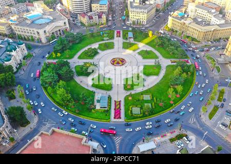 (190701) -- DALIAN, 1 luglio 2019 -- foto aerea scattata il 19 giugno 2019 mostra la piazza Zhongshan a Dalian, nella provincia di Liaoning della Cina nordorientale. Il meeting estivo di Davos 2019 si terrà a partire dal luglio 1-3 nella città costiera di Dalian, nella Cina nordorientale, con la globalizzazione in primo piano. Noto anche come il 13° incontro annuale dei nuovi campioni, il forum di quest'anno presenterà il tema Leadership 4,0: Succeeding in a New era of Globalization. CHINA-LIAONING-DALIAN-SUMMER DAVOS FORUM-CITYSCAPE (CN) PIAOXFENG PUBLICATIONXNOTXINXCHN Foto Stock