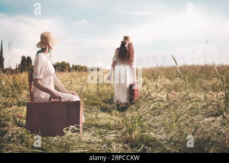 contrasto surreale tra una donna che parte per un viaggio e l'altra che rimane seduta e decide di rimanere, concetto astratto Foto Stock