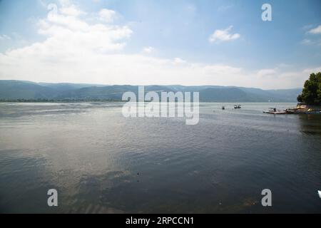 Ulubat o Uluabat Lake Golyazi dintorni a Bursa, Turchia, meravigliose viste naturali sul lago, giugno 25 2023 Foto Stock