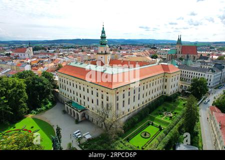 Castello della città di Kromeriz e giardini, vista aerea nella Repubblica Ceca in Europa Foto Stock