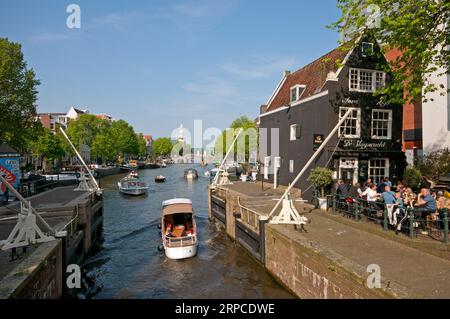 Sluice e lo storico Café de Sluyswacht sul canale Oudeschans, Amsterdam, Paesi Bassi Foto Stock