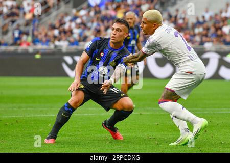 Milano, Italia. 3 settembre 2023. Lautaro Martinez (10) dell'Inter e Dodo (2) della Fiorentina si sono esibiti nella partita di serie A tra Inter e Fiorentina a Giuseppe Meazza a Milano. (Foto: Gonzales Photo/Alamy Live News Foto Stock