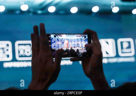 (190702) -- SAN PAOLO, 2 luglio 2019 (Xinhua) -- Un ospite scatta una foto durante l'evento di lancio dei nuovi prodotti TCL a San Paolo, Brasile, 1° luglio 2019. TCL ha lanciato il suo televisore X10s, la serie T-SMART di condizionatori d'aria, il cellulare C9+ e altri nuovi prodotti lunedì. (Xinhua/Rahel Patrasso) BRASILE-SAN PAOLO-TCL-EVENTO DI LANCIO PUBLICATIONxNOTxINxCHN Foto Stock