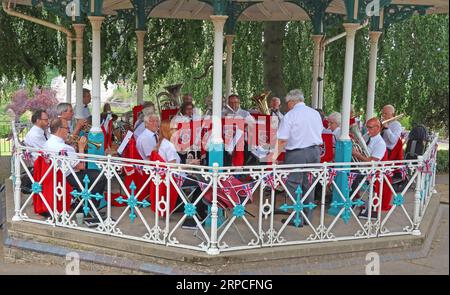 Almac Bisley Brass Band, che suona di domenica nel Castle Grounds Bandstand, Guildford, Surrey, Inghilterra, Regno Unito, GU1 3SY Foto Stock