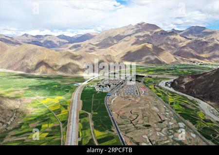 (190704) -- PECHINO, 4 luglio 2019 -- foto aerea scattata il 2 luglio 2019 mostra il paesaggio dei campi di fiori di cole nella città di Deqing, Lhasa, regione autonoma del Tibet nel sud-ovest della Cina. ) XINHUA FOTO DEL GIORNO PurbuxZhaxi PUBLICATIONxNOTxINxCHN Foto Stock