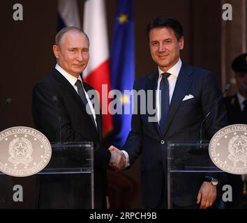 (190705) -- ROMA, 5 luglio 2019 (Xinhua) -- il primo ministro italiano Giuseppe Conte (R) e il presidente russo Vladimir Putin partecipano a una conferenza stampa congiunta a Roma, Italia, il 4 luglio 2019. (Xinhua/Alberto Lingria) ITALIA-ROMA-GIUSEPPE CONTE-RUSSIA-VLADIMIR PUTIN-MEETING PUBLICATIONxNOTxINxCHN Foto Stock