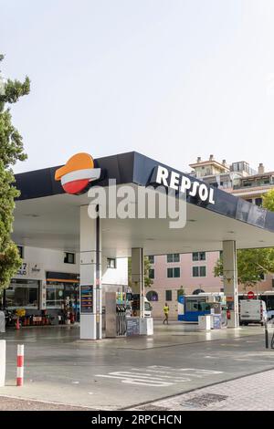 Palma di Maiorca, Spagna; 10 agosto 2023: Stazione di servizio della multinazionale spagnola Repsol. Palma de Mallorca, Spagna Foto Stock