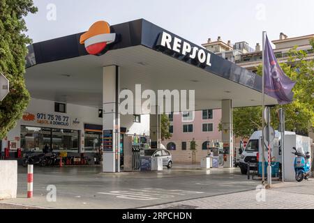 Palma di Maiorca, Spagna; 10 agosto 2023: Stazione di servizio della multinazionale spagnola Repsol. Palma de Mallorca, Spagna Foto Stock