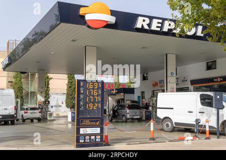 Palma di Maiorca, Spagna; 10 agosto 2023: Stazione di servizio della multinazionale spagnola Repsol. Palma de Mallorca, Spagna Foto Stock