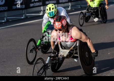 Martyna Snopek gareggia nella Big Half, mezza maratona organizzata da London Marathon Events, a partire da Tower Hamlets Foto Stock