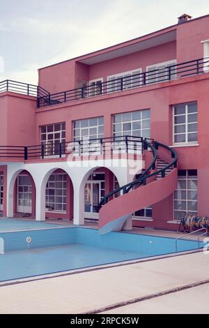 Levanto, Italia - 6 maggio 2023: Architettura di residenza in stile moderno di metà secolo nella città di Levanto, Italia Foto Stock