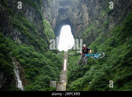 (190708) - PECHINO, 8 luglio 2019 - Nicholi Rogatkin dagli Stati Uniti gareggia durante la seconda gara Red Bull Sky Gate che si tiene a Zhangjiajie, nella provincia di Hunan, nella Cina centrale, il 16 luglio 2016. Situata nella Cina centrale, la provincia di Hunan è famosa per la sua topografia varia. Confina con il lago Dongting a nord, e i lati est, sud e ovest della provincia sono circondati da montagne, con i monti Wuling e Xuefeng a ovest, il monte Nanling a sud, i monti Luoxiao e Mufu a est. I fiumi Xiangjiang, Zijiang, Yuanjiang e Lishui convergono sul fiume Yangtze a t Foto Stock
