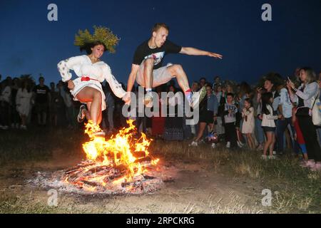 (190708) -- PECHINO, 8 luglio 2019 -- la gente salta su un falò durante le celebrazioni del Festival Ivan Kupala a Kiev, Ucraina, 6 luglio 2019. Sergey) XINHUA FOTO DEL GIORNO XiexErgai PUBLICATIONxNOTxINxCHN Foto Stock