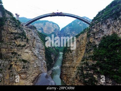 (190708) -- PECHINO, 8 luglio 2019 -- il sito di chiusura dell'arco principale di un ponte è visibile nella Cina sud-occidentale, 7 luglio 2019. ) XINHUA FOTO DEL GIORNO LiuxKun PUBLICATIONxNOTxINxCHN Foto Stock