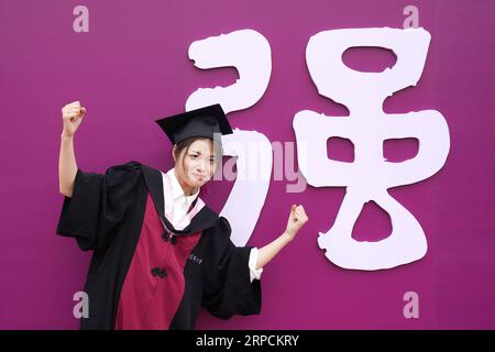 (190708) -- PECHINO, 8 luglio 2019 -- Un laureato posa per le foto durante la cerimonia di inizio 2019 dell'Università Tsinghua di Pechino, capitale della Cina, 7 luglio 2019. ) XINHUA FOTO DEL GIORNO JuxHuanzong PUBLICATIONxNOTxINxCHN Foto Stock