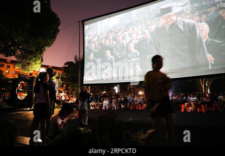 (190708) -- PECHINO, 8 luglio 2019 -- la gente guarda un film proiettato in un cinema serale all'aperto al Minhang Sports Park nella Cina orientale di Shanghai, 7 luglio 2019. ) XINHUA FOTO DEL GIORNO FangxZhe PUBLICATIONxNOTxINxCHN Foto Stock