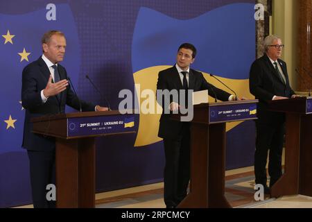 (190709) -- KIEV, 9 luglio 2019 (Xinhua) -- (da L a R) il presidente del Consiglio europeo Donald Tusk, il presidente ucraino Volodymyr Zelensky e il presidente della Commissione europea Jean-Claude Juncker partecipano a una conferenza stampa a Kiev, in Ucraina, l'8 luglio 2019. Cinque accordi che forniscono aiuti di 126,9 milioni di euro (142,3 milioni di dollari USA) all'Ucraina sono stati firmati durante il vertice Ucraina-UE tenutosi lunedì a Kiev, informazioni sul sito ufficiale del presidente ucraino. Durante la riunione del presidente ucraino Volodymyr Zelensky, del presidente del Consiglio europeo Donald Tusk e della Commissione europea P. Foto Stock