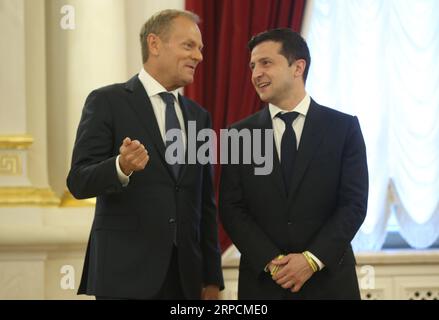 (190709) -- KIEV, 9 luglio 2019 (Xinhua) -- il presidente del Consiglio europeo Donald Tusk (L) parla con il presidente ucraino Volodymyr Zelensky prima di una conferenza stampa a Kiev, Ucraina, 8 luglio 2019. Cinque accordi che forniscono aiuti di 126,9 milioni di euro (142,3 milioni di dollari USA) all'Ucraina sono stati firmati durante il vertice Ucraina-UE tenutosi lunedì a Kiev, informazioni sul sito ufficiale del presidente ucraino. Durante la riunione del presidente ucraino Volodymyr Zelensky, del presidente del Consiglio europeo Donald Tusk e del presidente della Commissione europea Jean-Claude Juncker, una serie di agre Foto Stock