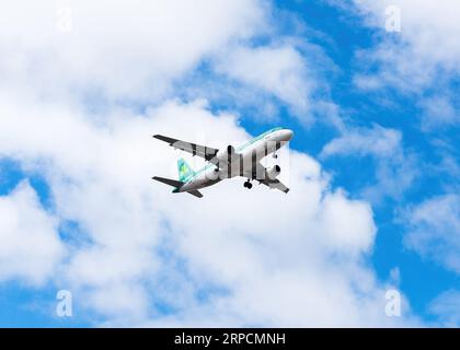 Lisbona, Portogallo - 3 settembre 2023: Aer Lingus Airbus A320 sta per atterrare a Lisbona, Portogallo Foto Stock